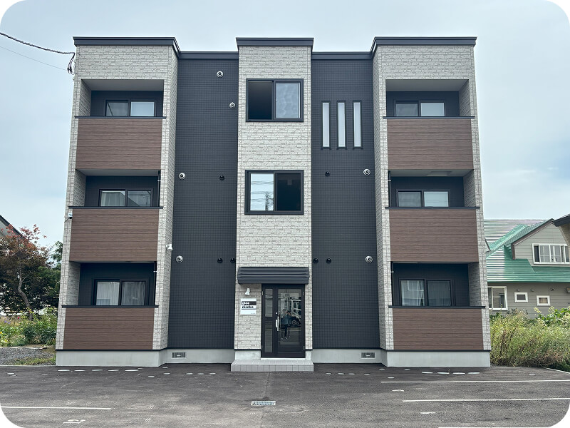 整然とした外観の3階建て賃貸アパート