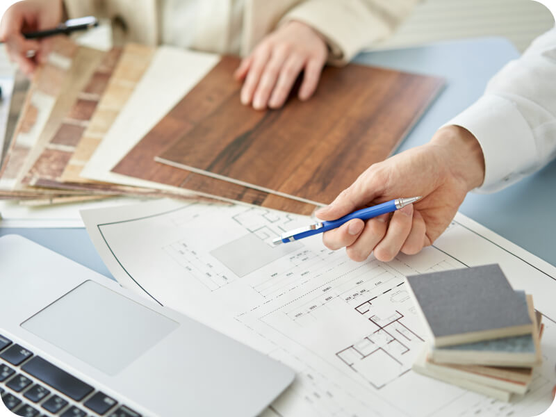 設計図と素材見本をもとに打ち合わせする様子