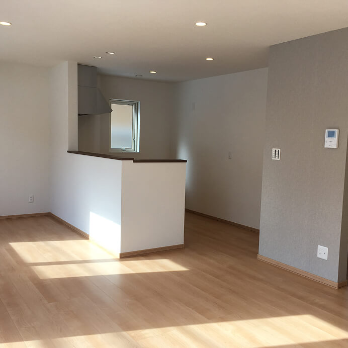 室内に日が差し込んでいる明るいモダンなリビング