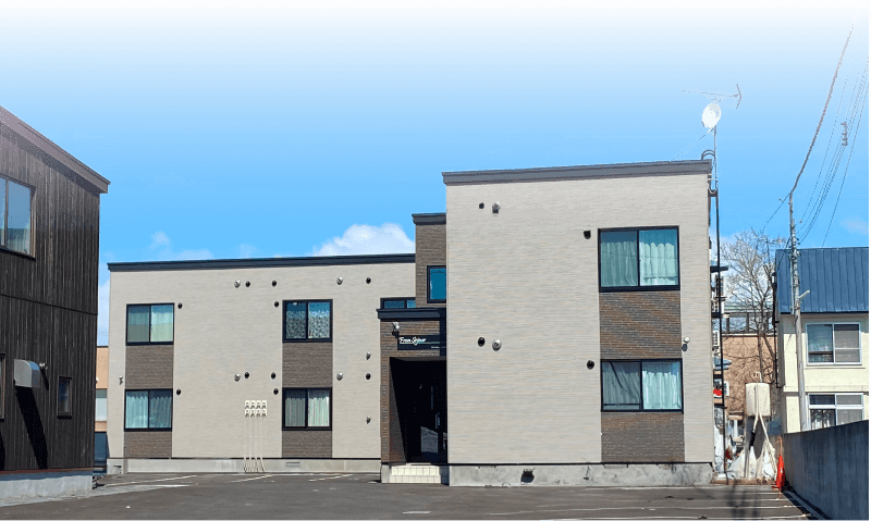 四角い2階建ての集合住宅の外観