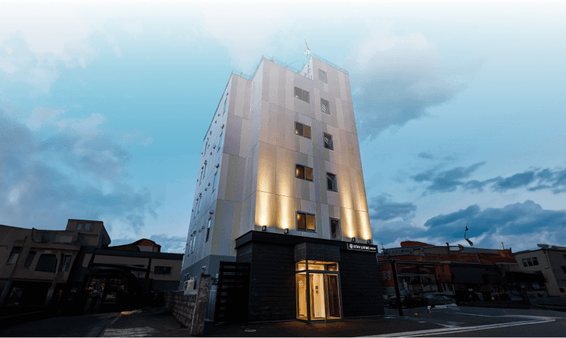 背の高いアパートの外観